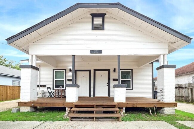 Building Photo - 2304 Chapman St Rental