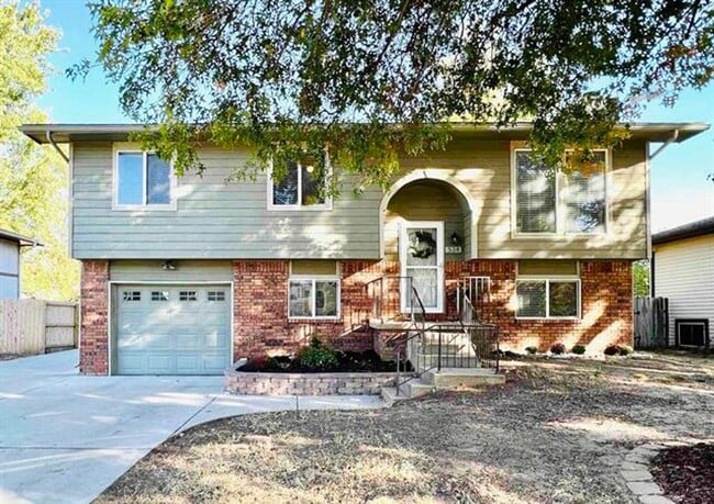 Building Photo - Spacious home near 55th st. S. and Broadway