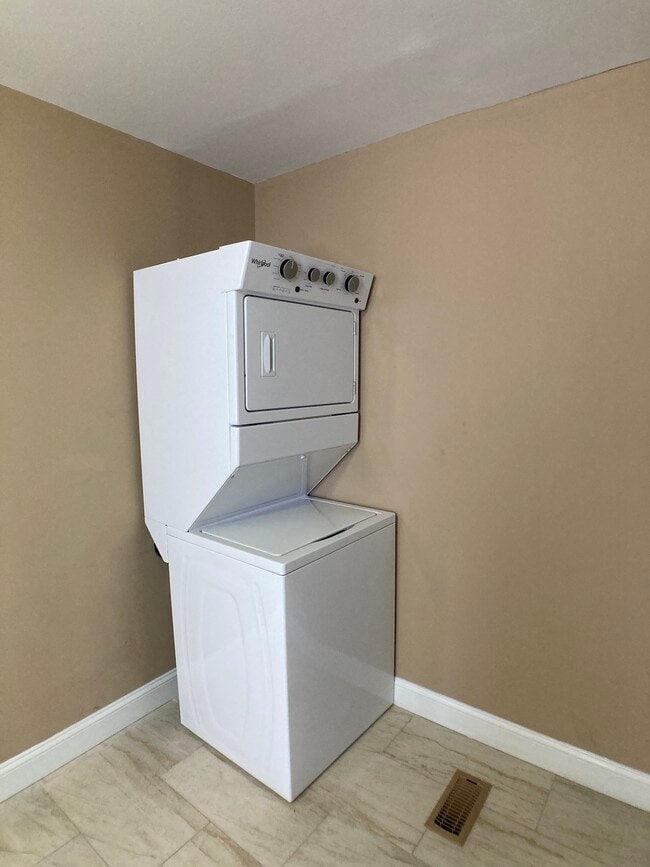 Lavadero - 1950 Clarence St Unidad 2