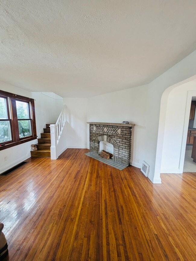 Photo - A charming 3-bedroom, 1-bathroom in Maple Heights Unit Front