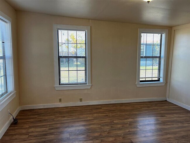 Photo - 102 E Carrie Manor St