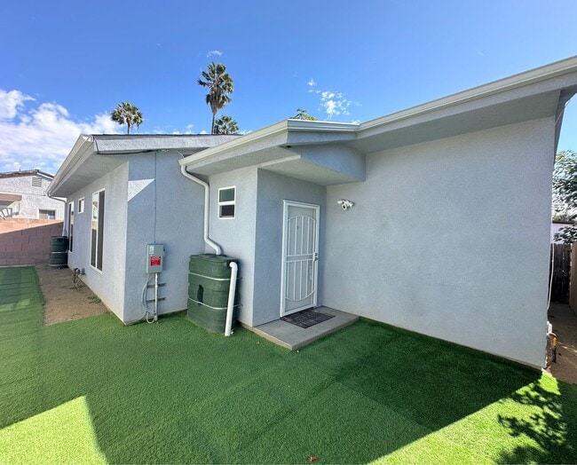 Spacious 3bd/2ba detached REAR home/unit i... - Spacious 3bd/2ba detached REAR home/unit i...