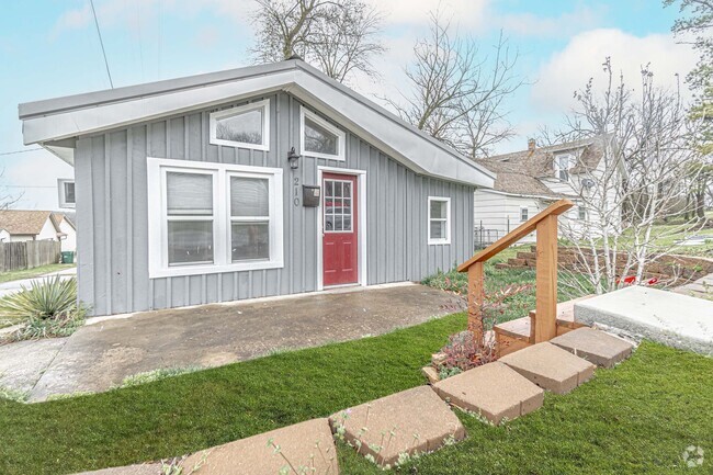 Building Photo - Cozy home awaiting you