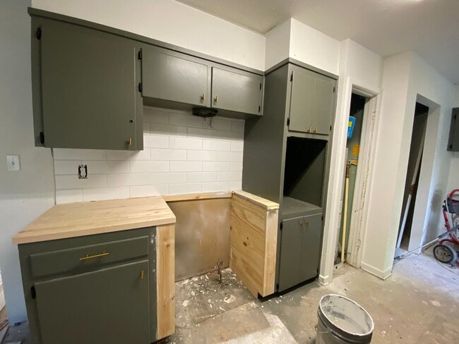 Building Photo - Spacious 4 Bedroom Home with Large Yard – ...