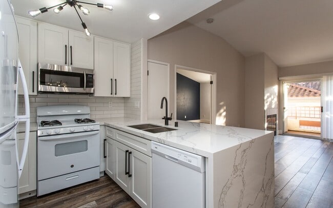 Building Photo - Upper Level 3 Bedroom, 2 Bath Condo! Unit 289