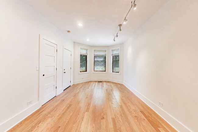 Photo - 2132 N Oakley Ave