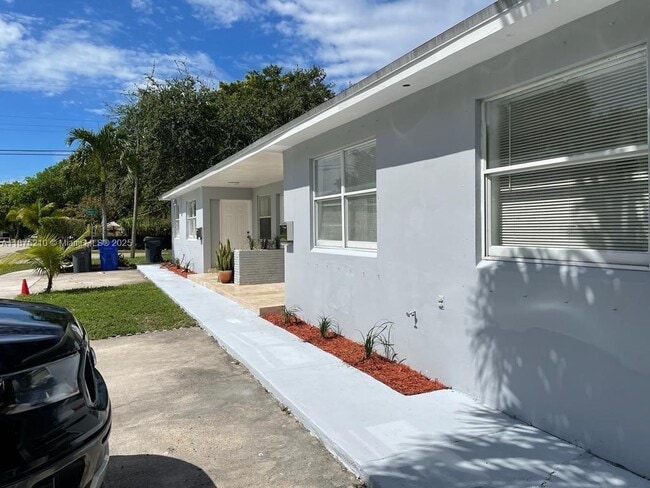 Building Photo - 802 N 58th Ave Unit 2 Rental