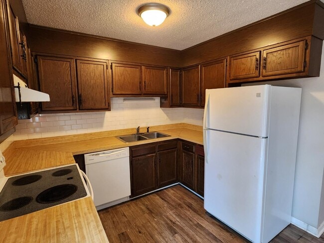 Photo - 408 Sheila St