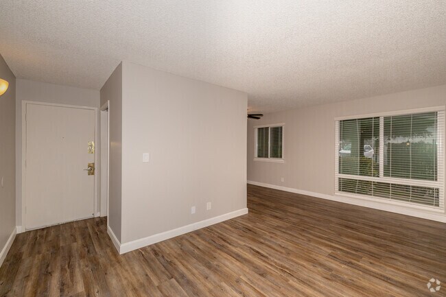 1BR, 1BA - 606SF -Living Room - Heatherwood Apartments