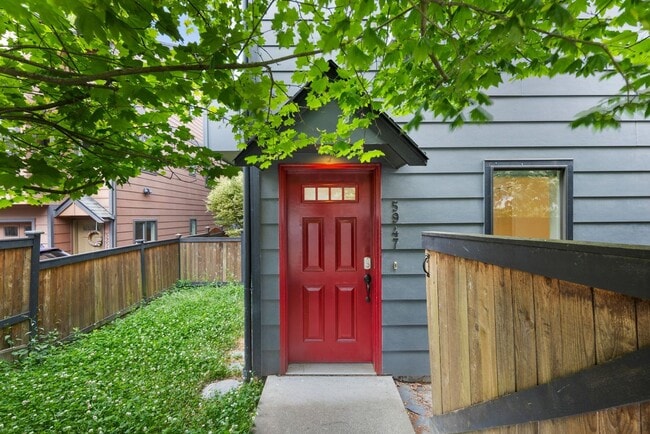 Photo - West Seattle - Large Bright 2 Bedroom 1.75 bath Delridge Townhouse