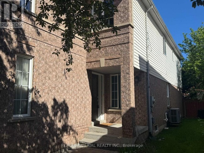 Photo - 453 Heddle Crescent