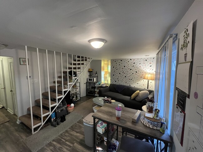 Spacious living room. - 73 E Frambes Ave Apartamentos