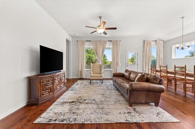 Photo - 489 Bridgestone Way