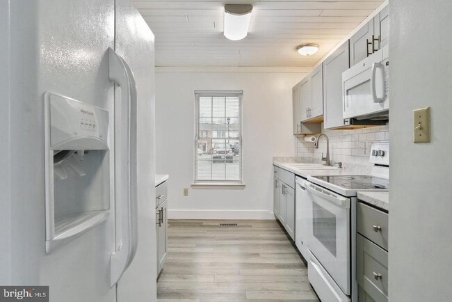 Photo - 302 Freeton Ct