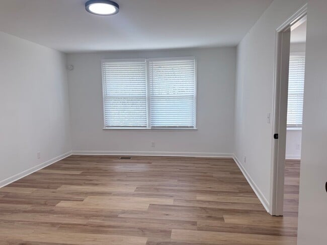 Photo - 4 bedroom/ 2 full bath in Brentwood/ a rare find