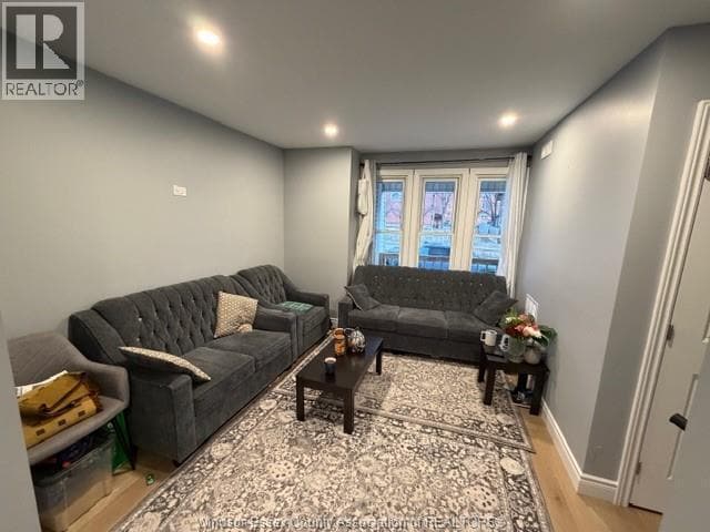 Photo - 25 Giles Blvd E