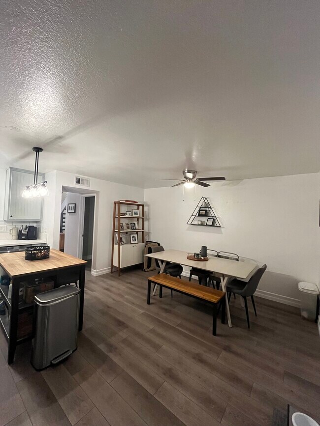 Photo - 700 W Walnut Ave