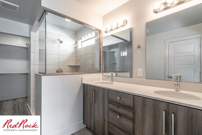 Photo - Spacious 4 Bedroom Home Near Hiking Trails