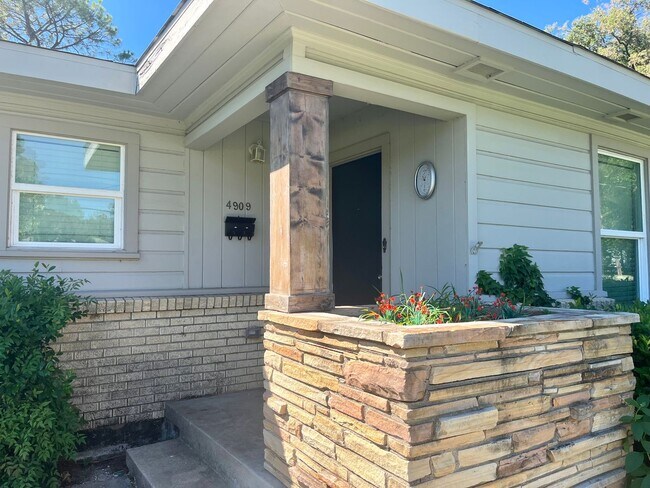 Photo - 4909 Hope St