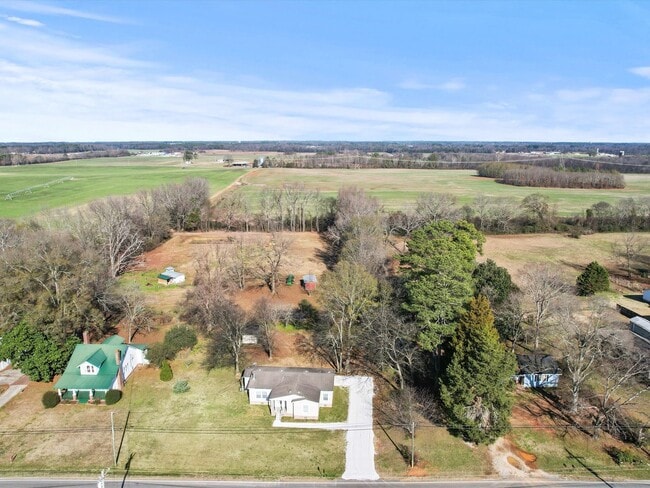 Photo - Great Home Near Tanner High School!