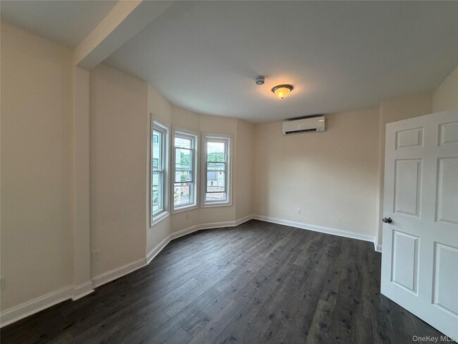 Building Photo - 182 Ashford Ave Unit 2