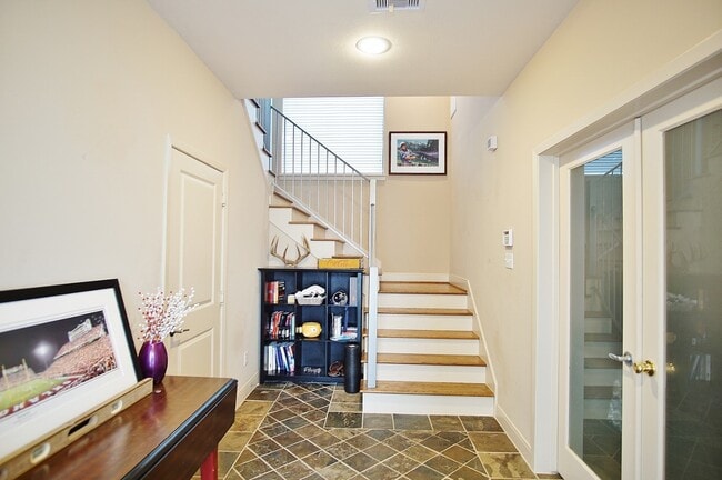 Photo - 818 Lester St
