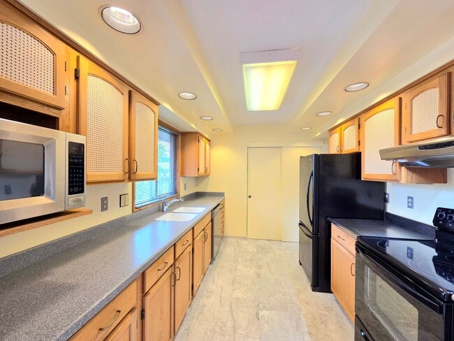 Photo - ** Oversized 4-Bedroom House w/ 2-Car Garage, & Fenced Backyard in a great Wenatchee Neighborhood!