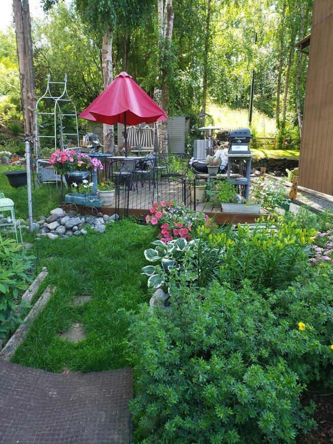 In law Suite deck and yard/ garden - 2110 Tudor Hills Ct