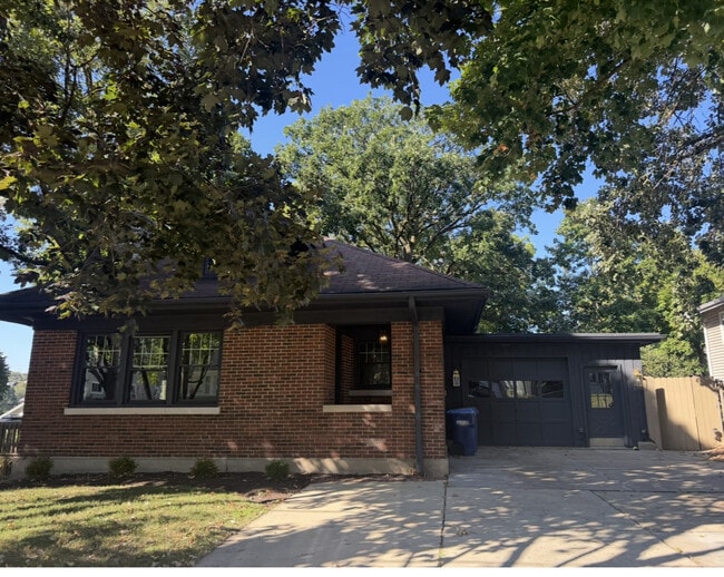 Building Photo - 609 S 5th Ave