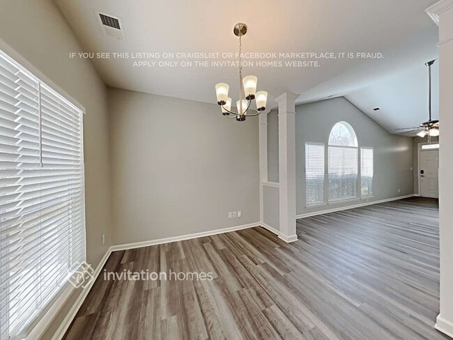 Photo - 594 Viking Pl SW