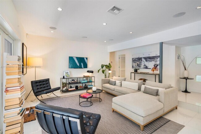 Photo - 1000 S Alhambra Cir