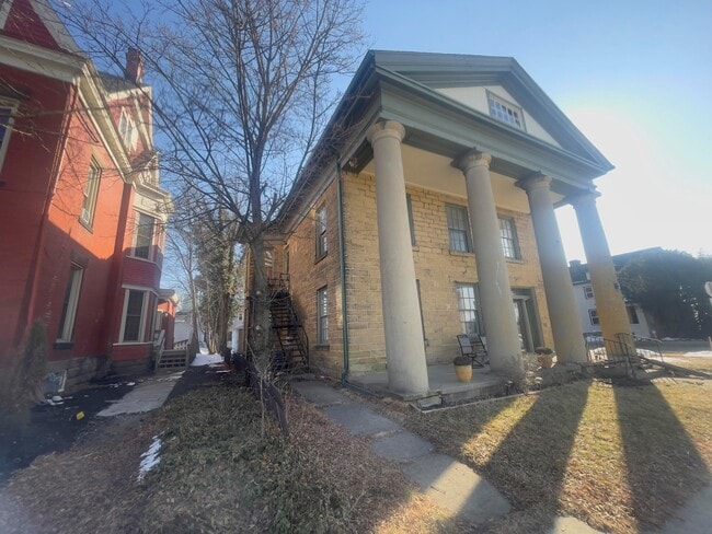 Building Photo - 166 Hudson Ave Unit 8