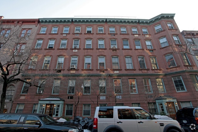 Photo - 256 W 21st St