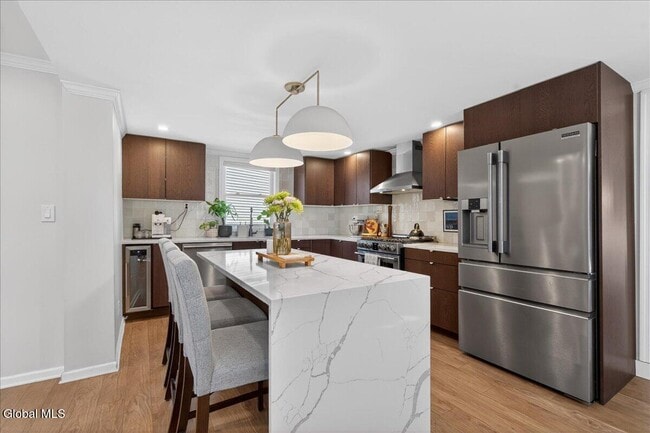 Photo - 106 Van Dam St