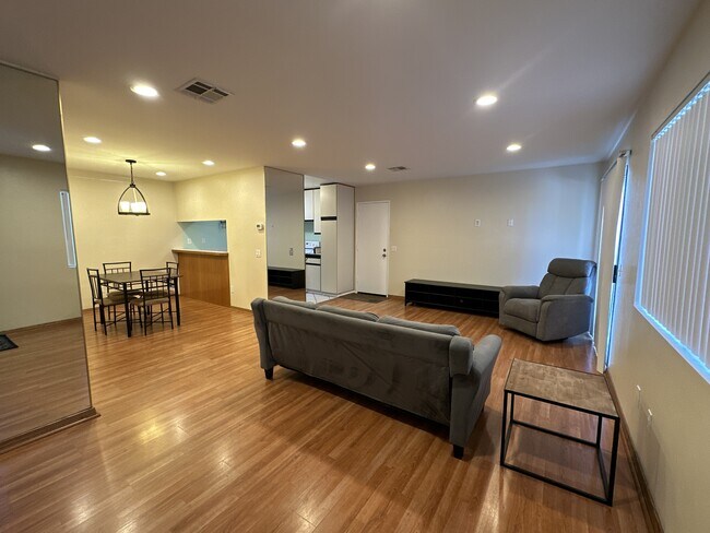 Photo - 633 Church St