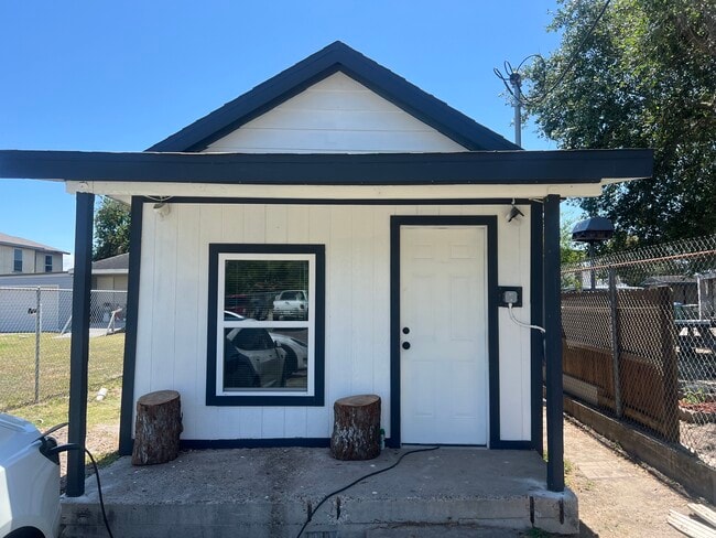 Photo - 910 18th St House