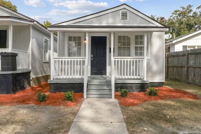 Building Photo - Large 1BR/1BA Bungalow Near Downtown For Rent Rental