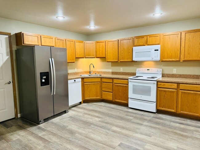 Building Photo - 523 Yellowstone Ave Unit 523