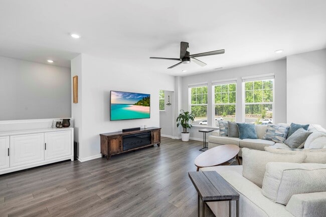 Photo - 2245 Kettle Falls Station