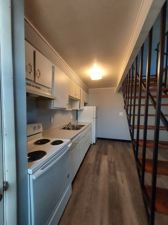 Building Photo - 197 Buckingham St Unit C