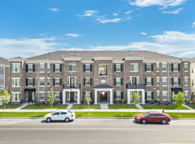 Building Photo - Modern 3-Bed, 2-Bath Apartment with Open F...