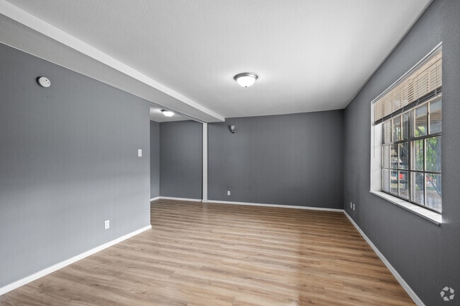 1BR, 1BA - 700SF - Living