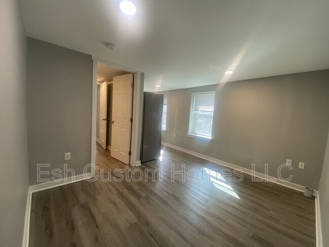 Photo - 218 W King St