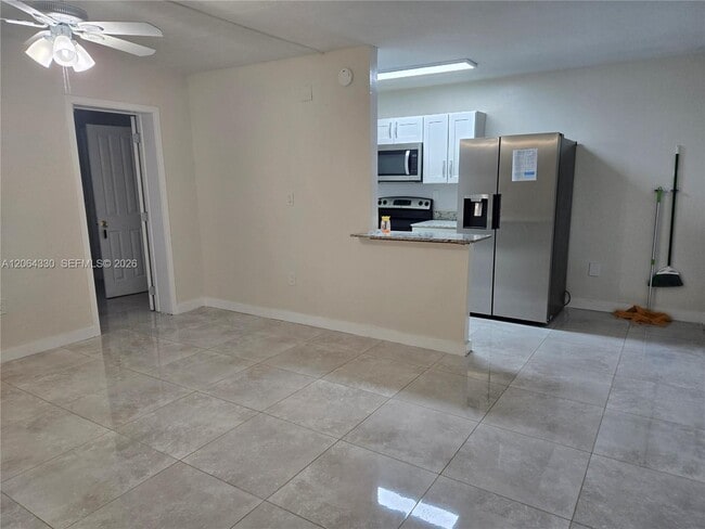 Building Photo - 4550 SW 67th Ave Unit 2