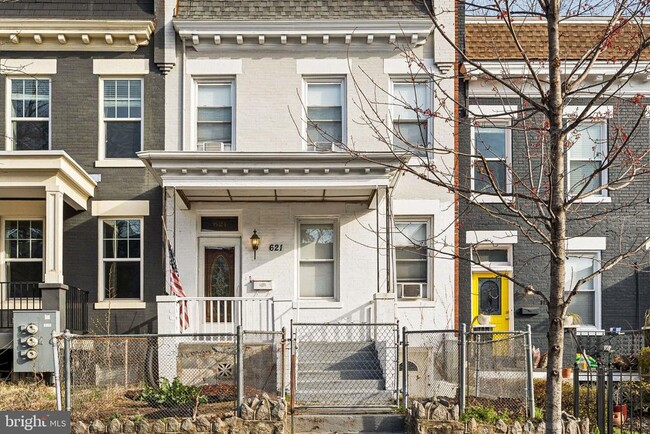 621 Kenyon St NW