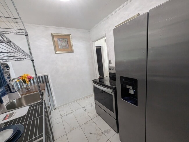Building Photo - 2115 Hazelhurst St Unit A