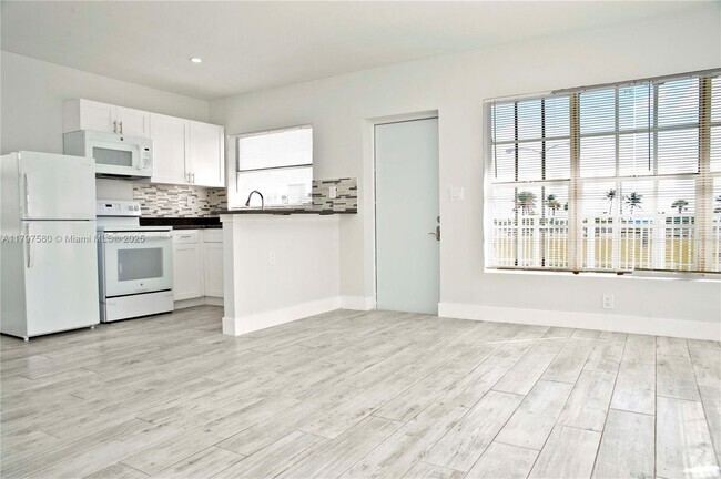 Building Photo - 4105 N Ocean Dr Unit 5A Rental