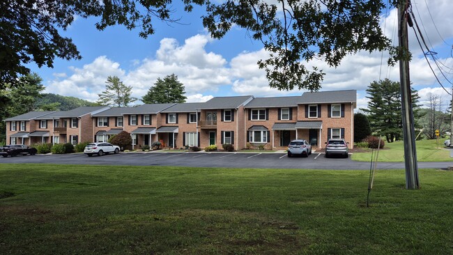 Building Photo - 300 Green Dr Rental