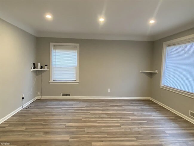 Photo - 3 br, 1.5 bath House - 18752 Kenosha St