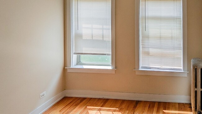1916 W Winona St Unit 1